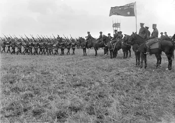 Le maréchal Sir Douglas Haig passant en revue la 5e division australienne à Ebblinghem, 29 août 1917