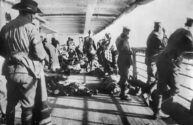 Hommes du 3e Bataillon se relaxant sur le pont du transport SS Derfflinger juste avant le réveil le matin avant le débarquement à Anzac Cove, 24 avril 1915