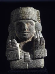 Art aztèque : représentation de Chicomecoatl (appelée aussi Xilonen), déesse du maïs et de la fertilité. Musée national d