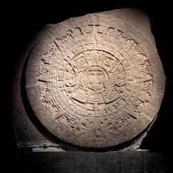 Civilisation précolombienne : le calendrier aztèque (Pierre du Soleil) : disque de pierre de 3 m de diamètre représentant le calendrier aztèque et la cosmogonie. Au centre est représentée la divinité du Soleil Tonatiuh. De Tenochtitlan - Mexico, musée