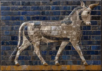 Taureau sacré - relief en briques émaillées de la porte d