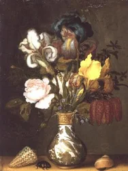 Iris, roses et autres fleurs dans un vase en porcelaine avec des coquillages