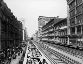 Voies surélevées près de la gare d