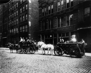 Camions de pompiers devant la caserne n° 40, Chicago, Illinois, USA, vers 1905