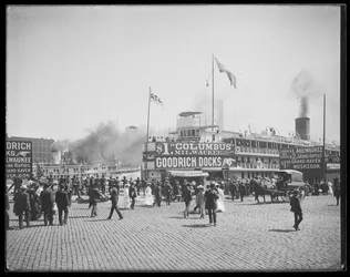 Navire de passagers Christopher Columbus amarré aux quais Goodrich, Chicago, Illinois, USA, vers 1905
