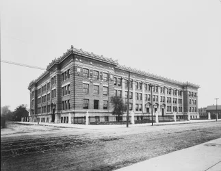 Wendell Phillips High School, Chicago, Illinois, USA, vers 1904 (photo n/b)