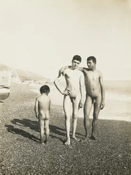 Deux jeunes hommes et un garçon sur la plage