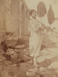 [Jeune homme posant dans un théâtre grec]