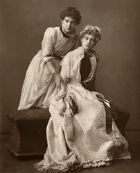 Actrices britanniques Eweretta Lawrence et Grace Otway dans On Change, 1886