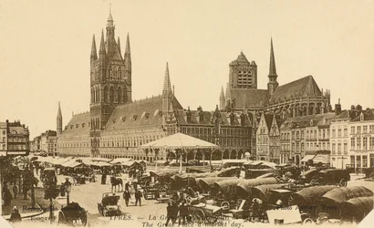 La Grand-Place un jour de marché, Ypres, Belgique