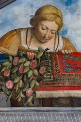 Femme portant une robe jaune et des fleurs (détail)