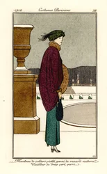 Femme en cape de velours violet bordée de fourrure de renard, costume en laine vert bouteille. Manteau de velours violet garni de renard naturel, tailleur de drap vert verre.