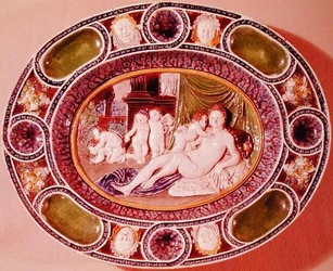 Assiette ovale représentant une femme symbolisant la fertilité