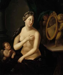Femme se regardant dans le miroir