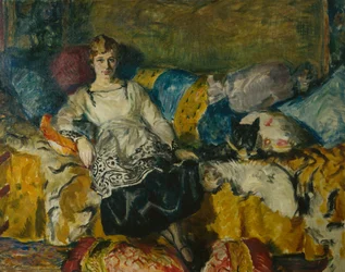 Femme avec chien sur le canapé