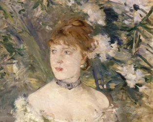 Jeune femme en robe de bal