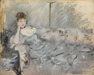 Femme en gris allongée
