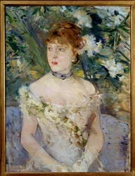 Jeune femme en toilette de bal