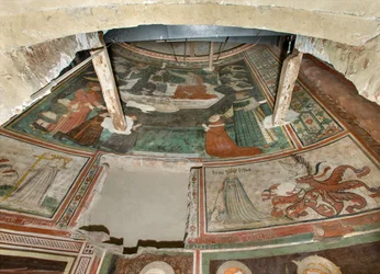 Transept nord, autel de saint Michel Archange, derrière le retable les fresques de Bonifacio Bembo, les vertus Foi et Humilité, le Couronnement de la Vierge et le Christ entouré d