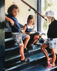 Des enfants sur les escaliers en été