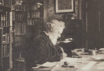 Collectionneur de livres, William Morris dans sa bibliothèque à Kelmscott House, Hammersmith