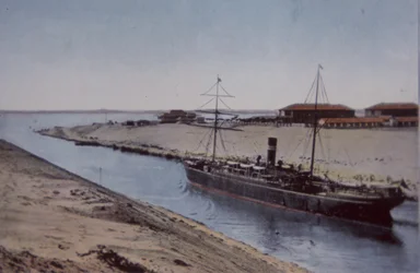 Navire traversant le canal de Suez, fin du XIXe siècle