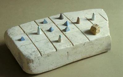 Plateau de jeu avec pièces, de Tell Beit Mirsim, Jordanie, vers 1200 av. J.-C.