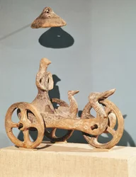 Char votif avec une divinité anthropomorphe, de Dupljaja