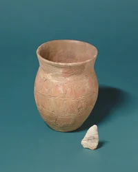 Pot à gobelet et couteau en silex trouvés accompagnant une sépulture à Barnwood, Gloucestershire, vers 2000 av. J.-C.