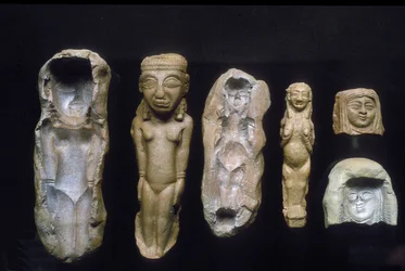 Figurines de déesses de la fertilité et les moules dont elles ont été coulées, vers 8e-7e siècle av. J.-C. (argile)