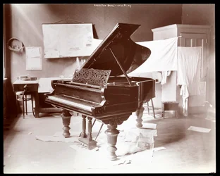 Un piano par Hazelton Brothers Piano Co. sur University Place, New York, 1898