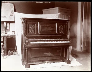 Un piano par Hazelton Brothers Piano Co. sur University Place, New York