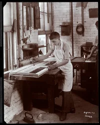 Un jeune homme travaillant dans l
