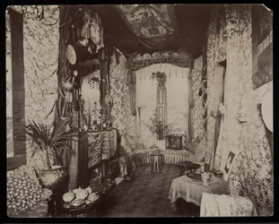 Un salon orné dans la résidence Blakely Hall au 11 West 45th Street, New York, 1896-98 (tirage gélatino-argentique)