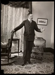 Charles Hawtrey dans son appartement à Holland House sur Fifth Avenue, New York, 1901-2