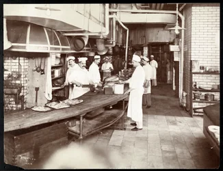Cuisiniers travaillant dans la cuisine de l