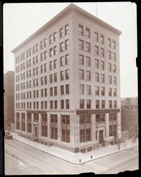 Vue extérieure du bâtiment Parke, Davis et Co., rues Hudson et Vestry, New York, 1910