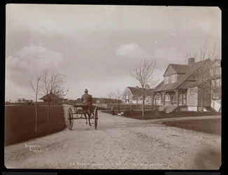 Vue générale des maisons et bâtiments sur le domaine de F.G. Bourne à Oakdale, Long Island, New York, 1900