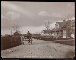 Vue générale des maisons et bâtiments du domaine de F.G. Bourne à Oakdale, Long Island, New York, 1900