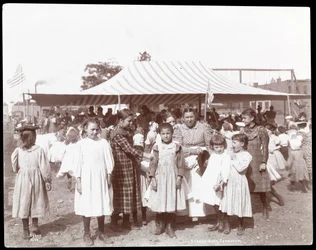 Groupe de filles et une femme au gymnase et terrain de jeu de Hudson Bank, 53e rue et 11e avenue, New York