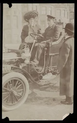 Hattie Williams assise avec le conducteur dans l