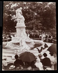 Monument Heinrich Heine (Fontaine Lorelei) et la foule présente à l