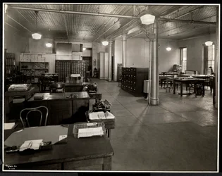 Bureau principal de la blanchisserie Carolyn au 111 East 129th Street, East Harlem, New York, 1929