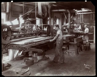Hommes travaillant dans l