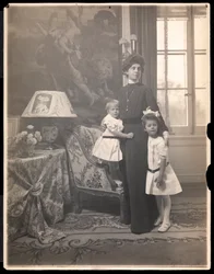Mme Clarence Mackay avec ses enfants à Harbor Hill, Long Island, vers 1905