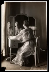 Portrait de Jobyna Howland assise à sa coiffeuse, 1908-9
