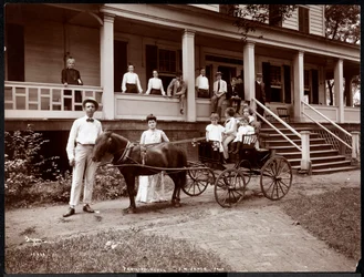 La famille Janer, le personnel et les invités à l