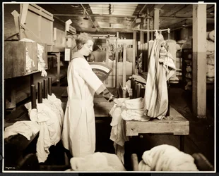 Femmes étiquetant des sacs de linge à la Carolyn Laundry, 111 East 128th Street, East Harlem, New York, 1928