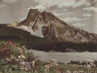 Mont Burgess et Chalet du Lac Émeraude (photo couleur)