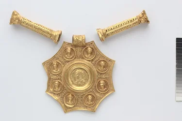 Pendentif octogonal et deux entretoises en forme de colonnes corinthiennes, 324-326